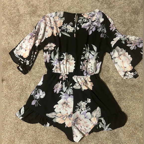 Forever21 Contemporary line floral romper - Picture 3 of 5